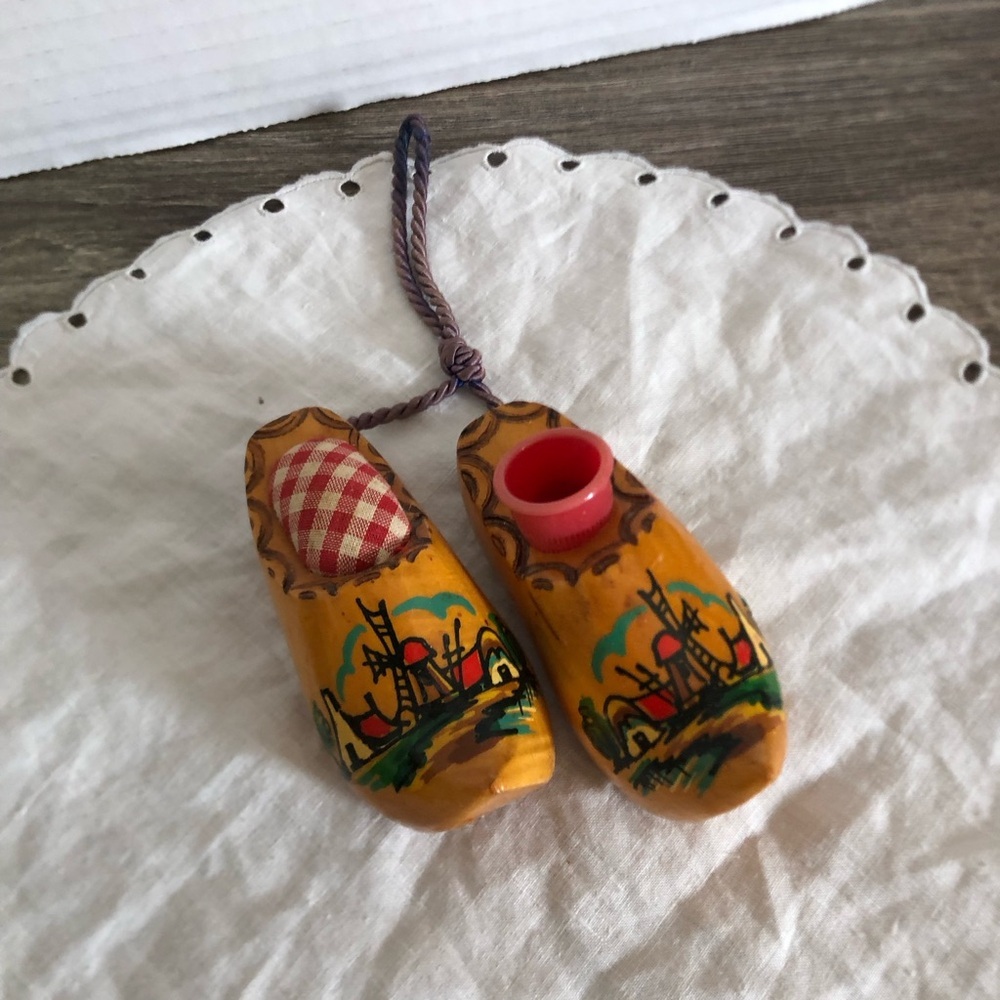 Vtg Hand Painted Dutch Clog Pin Cushion Thimble Pair